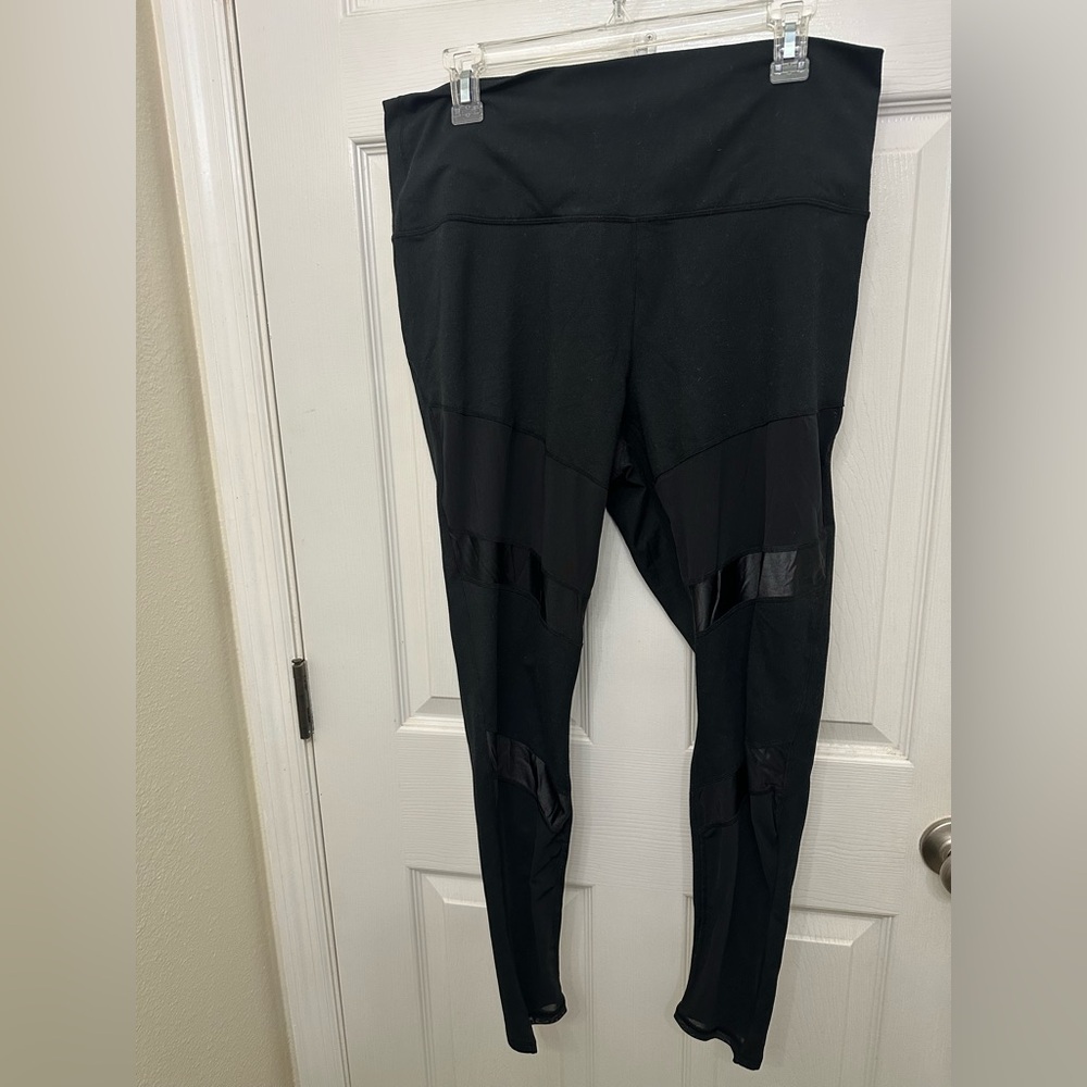Fabletics black and mesh leggings size 1X - Picture 2 of 7